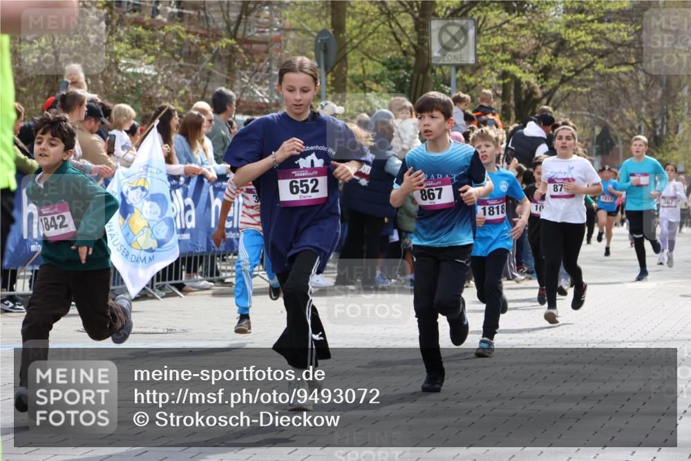 12.04.2026 - 45. Internationalen Wilhelmsburger Insellauf Strokosch-Dieckow http://msf.ph/oto/9493072 12.04.2026 14:49:33 Ziel 586, 1809, 440, 881, 348, 602, 627, 458, 161, 542, 1842, 894, 882, 652, 1818, 867, 377, 879, 1839, 401, 1812, 106 meine-sportfotos.de