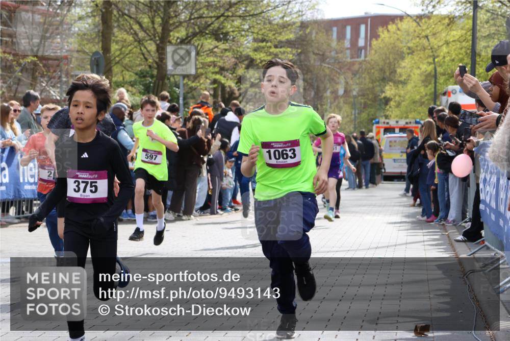 12.04.2026 - 45. Internationalen Wilhelmsburger Insellauf Strokosch-Dieckow http://msf.ph/oto/9493143 12.04.2026 14:49:16 Ziel 385, 371, 433, 487, 887, 73, 1805, 591, 1043, 101, 1063, 1048, 601, 418, 684, 597, 1823, 375, 2, 896, 372, 1055, 51, 693, 1817, 100 meine-sportfotos.de