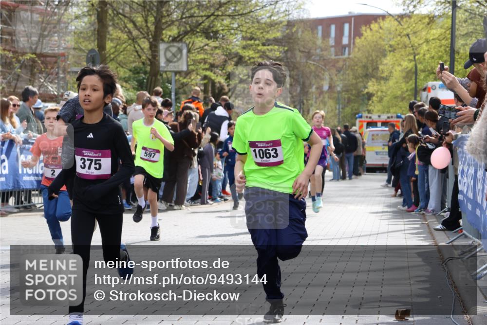 12.04.2026 - 45. Internationalen Wilhelmsburger Insellauf Strokosch-Dieckow http://msf.ph/oto/9493144 12.04.2026 14:49:16 Ziel 385, 371, 433, 487, 887, 73, 1805, 591, 1043, 101, 1063, 1048, 601, 418, 684, 597, 1823, 375, 2, 896, 372, 1055, 51, 693, 1817, 100 meine-sportfotos.de