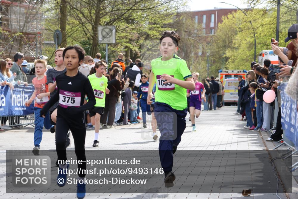 12.04.2026 - 45. Internationalen Wilhelmsburger Insellauf Strokosch-Dieckow http://msf.ph/oto/9493146 12.04.2026 14:49:16 Ziel 385, 371, 433, 487, 887, 73, 1805, 591, 1043, 101, 1063, 1048, 601, 418, 684, 597, 1823, 375, 2, 896, 372, 1055, 51, 693, 1817, 100 meine-sportfotos.de