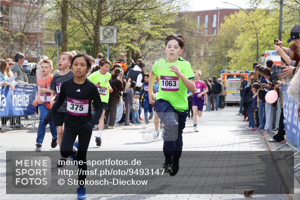 12.04.2026 - 45. Internationalen Wilhelmsburger Insellauf Strokosch-Dieckow http://msf.ph/oto/9493147 12.04.2026 14:49:16 Ziel 385, 371, 433, 487, 887, 73, 1805, 591, 1043, 101, 1063, 1048, 601, 418, 684, 597, 1823, 375, 2, 896, 372, 1055, 51, 693, 1817, 100 meine-sportfotos.de