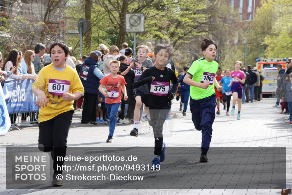 12.04.2026 - 45. Internationalen Wilhelmsburger Insellauf Strokosch-Dieckow http://msf.ph/oto/9493149 12.04.2026 14:49:15 Ziel 385, 371, 433, 487, 887, 73, 1805, 591, 1043, 101, 1063, 1048, 601, 418, 684, 597, 1823, 375, 2, 896, 372, 1055, 51 meine-sportfotos.de