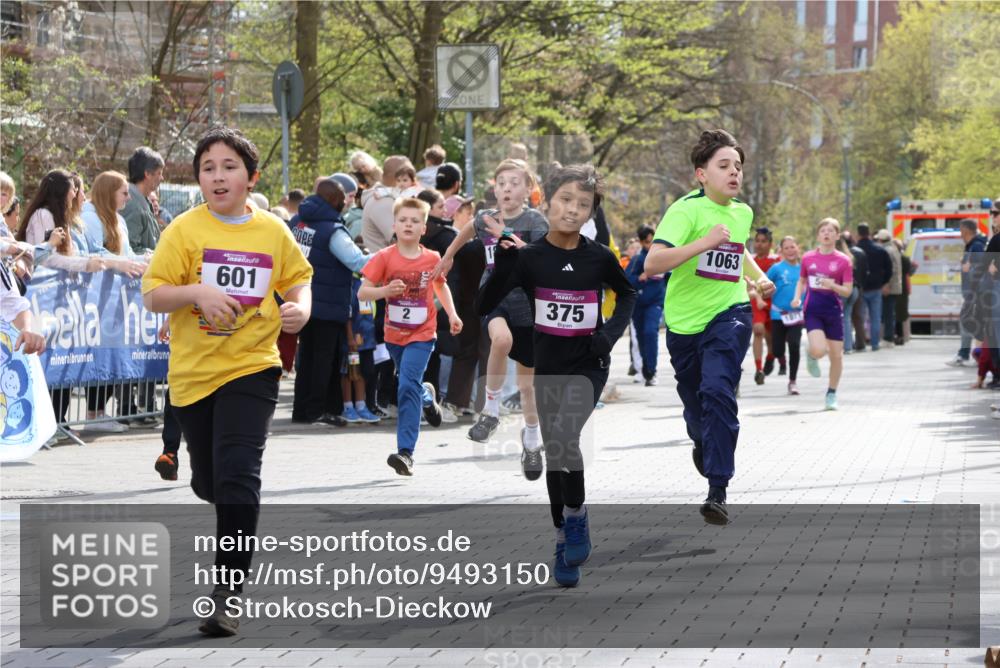 12.04.2026 - 45. Internationalen Wilhelmsburger Insellauf Strokosch-Dieckow http://msf.ph/oto/9493150 12.04.2026 14:49:15 Ziel 385, 371, 433, 487, 887, 73, 1805, 591, 1043, 101, 1063, 1048, 601, 418, 684, 597, 1823, 375, 2, 896, 372, 1055, 51 meine-sportfotos.de