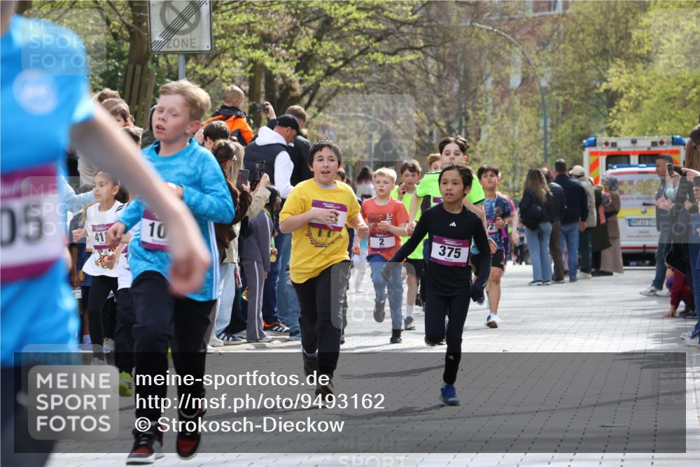 12.04.2026 - 45. Internationalen Wilhelmsburger Insellauf Strokosch-Dieckow http://msf.ph/oto/9493162 12.04.2026 14:49:12 Ziel 1804, 1836, 5015, 876, 1816, 1815, 428, 385, 371, 433, 487, 887, 73, 1805, 591, 1043, 101, 1063, 1048, 601, 418, 684, 597, 1823, 375 meine-sportfotos.de