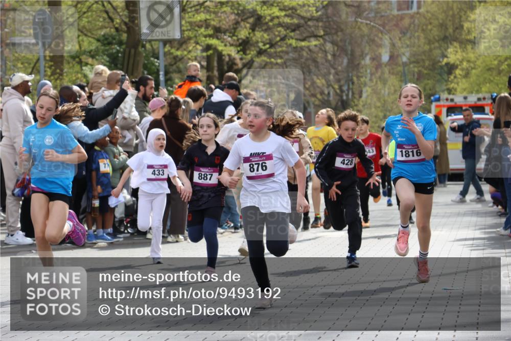 12.04.2026 - 45. Internationalen Wilhelmsburger Insellauf Strokosch-Dieckow http://msf.ph/oto/9493192 12.04.2026 14:49:06 Ziel 386, 421, 903, 31, 373, 38, 1804, 1836, 5015, 876, 1816, 1815, 428, 385, 371, 433, 487, 887, 73, 1805, 591 meine-sportfotos.de
