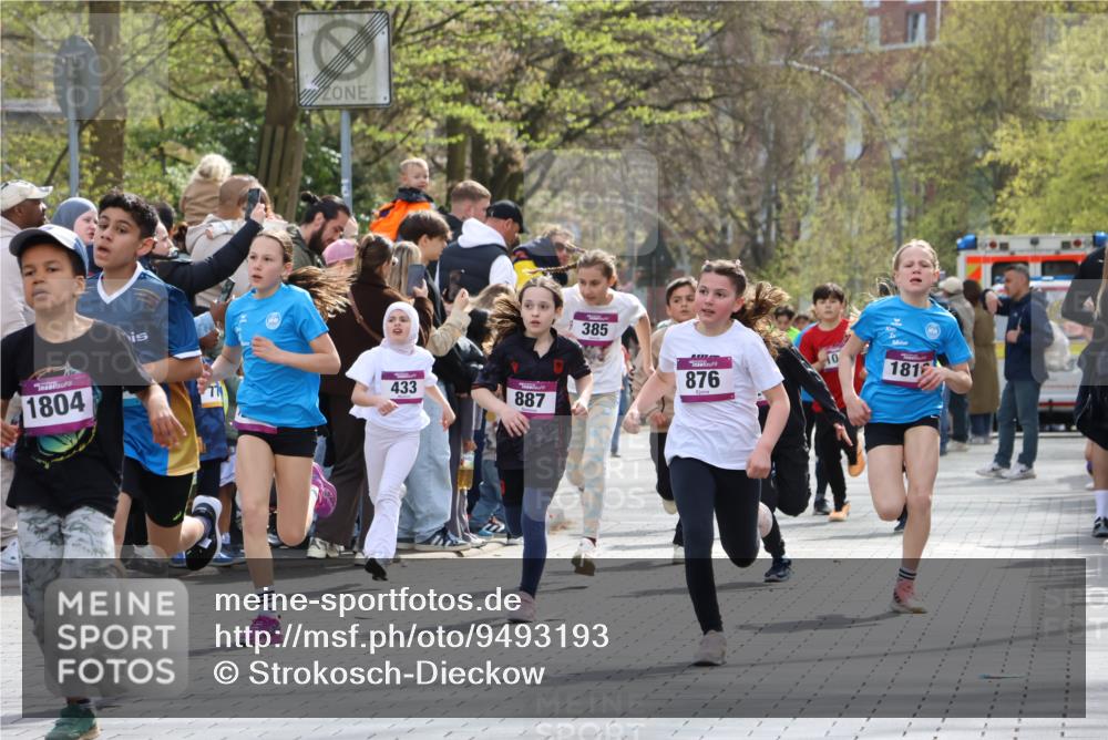 12.04.2026 - 45. Internationalen Wilhelmsburger Insellauf Strokosch-Dieckow http://msf.ph/oto/9493193 12.04.2026 14:49:05 Ziel 386, 421, 903, 31, 373, 38, 1804, 1836, 5015, 876, 1816, 1815, 428, 385, 371, 433, 487, 887, 73, 1805, 591 meine-sportfotos.de