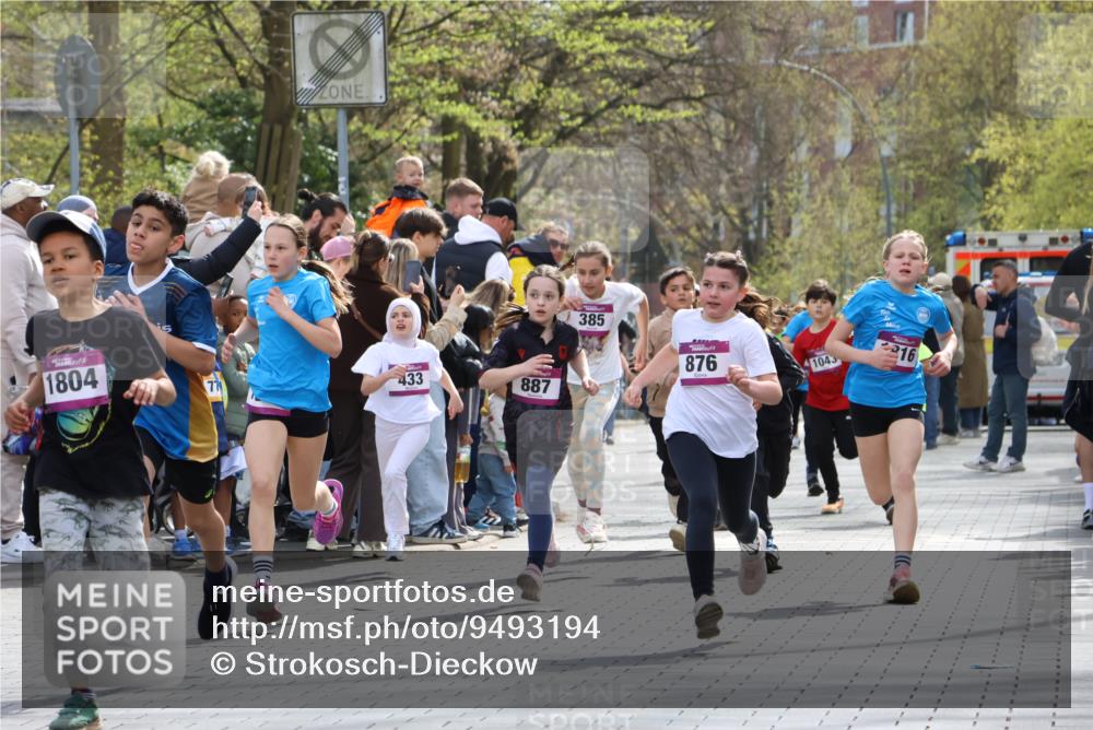 12.04.2026 - 45. Internationalen Wilhelmsburger Insellauf Strokosch-Dieckow http://msf.ph/oto/9493194 12.04.2026 14:49:05 Ziel 386, 421, 903, 31, 373, 38, 1804, 1836, 5015, 876, 1816, 1815, 428, 385, 371, 433, 487, 887, 73, 1805, 591 meine-sportfotos.de