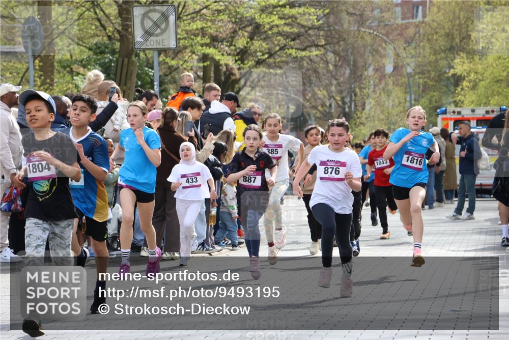 12.04.2026 - 45. Internationalen Wilhelmsburger Insellauf Strokosch-Dieckow http://msf.ph/oto/9493195 12.04.2026 14:49:05 Ziel 386, 421, 903, 31, 373, 38, 1804, 1836, 5015, 876, 1816, 1815, 428, 385, 371, 433, 487, 887, 73, 1805, 591 meine-sportfotos.de