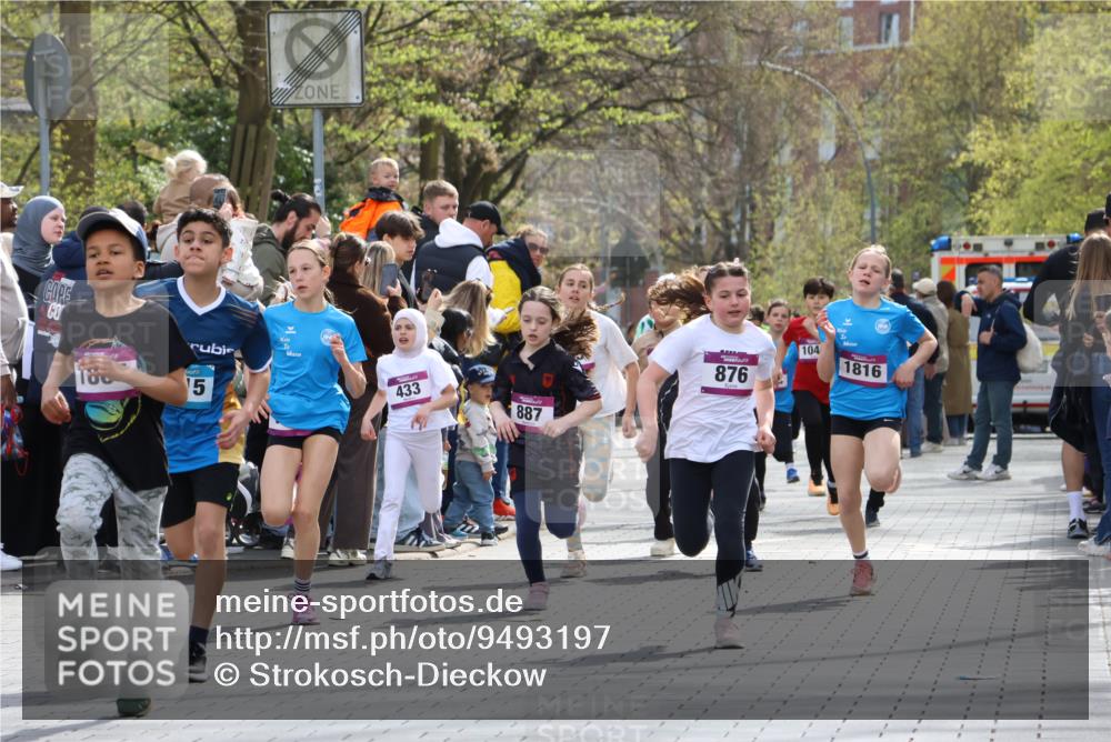 12.04.2026 - 45. Internationalen Wilhelmsburger Insellauf Strokosch-Dieckow http://msf.ph/oto/9493197 12.04.2026 14:49:05 Ziel 386, 421, 903, 31, 373, 38, 1804, 1836, 5015, 876, 1816, 1815, 428, 385, 371, 433, 487, 887, 73, 1805, 591 meine-sportfotos.de