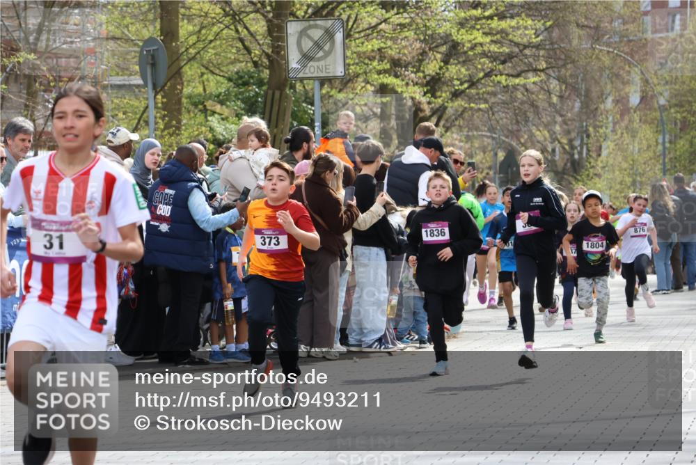 12.04.2026 - 45. Internationalen Wilhelmsburger Insellauf Strokosch-Dieckow http://msf.ph/oto/9493211 12.04.2026 14:49:01 Ziel 1045, 36, 904, 1807, 386, 421, 903, 31, 373, 38, 1804, 1836, 5015, 876, 1816, 1815, 428 meine-sportfotos.de
