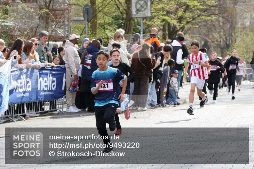 12.04.2026 - 45. Internationalen Wilhelmsburger Insellauf Strokosch-Dieckow http://msf.ph/oto/9493220 12.04.2026 14:48:59 Ziel 381, 906, 1045, 36, 904, 1807, 386, 421, 903, 31, 373, 38 meine-sportfotos.de