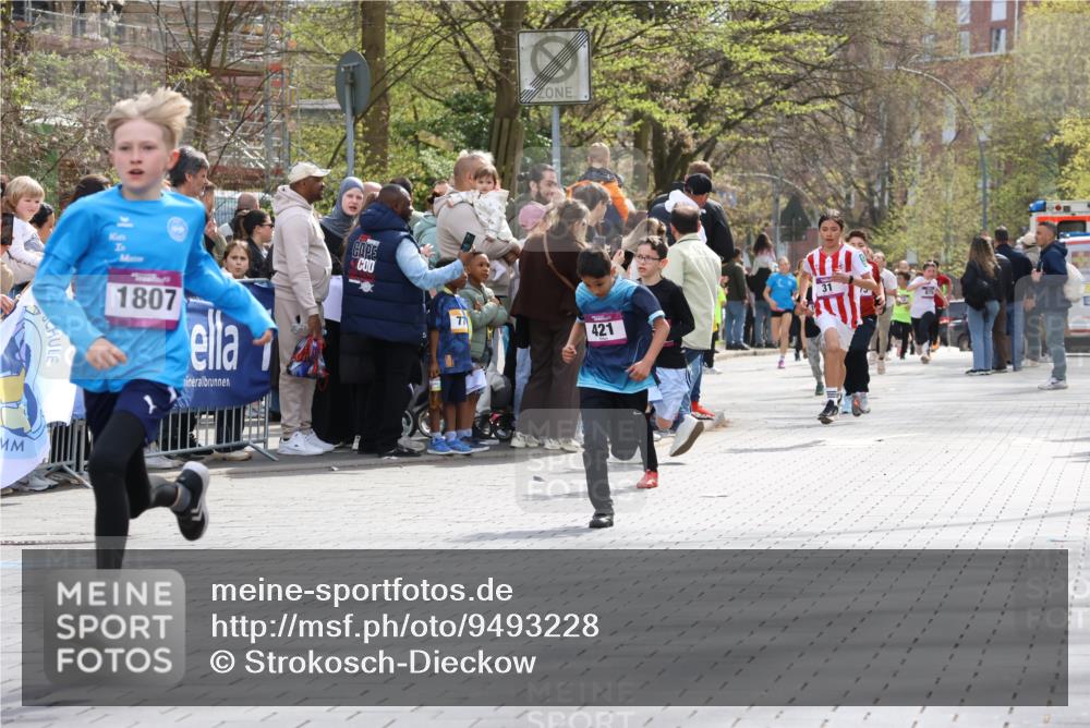 12.04.2026 - 45. Internationalen Wilhelmsburger Insellauf Strokosch-Dieckow http://msf.ph/oto/9493228 12.04.2026 14:48:57 Ziel 49, 424, 70, 381, 906, 1045, 36, 904, 1807, 386, 421, 903, 31, 373 meine-sportfotos.de