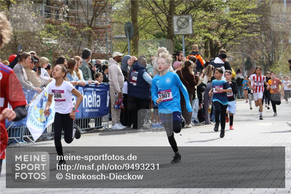 12.04.2026 - 45. Internationalen Wilhelmsburger Insellauf Strokosch-Dieckow http://msf.ph/oto/9493231 12.04.2026 14:48:57 Ziel 49, 424, 70, 381, 906, 1045, 36, 904, 1807, 386, 421, 903, 31, 373 meine-sportfotos.de