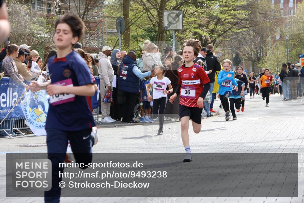 12.04.2026 - 45. Internationalen Wilhelmsburger Insellauf Strokosch-Dieckow http://msf.ph/oto/9493238 12.04.2026 14:48:55 Ziel 900, 899, 49, 424, 70, 381, 906, 1045, 36, 904, 1807, 386, 421, 903 meine-sportfotos.de