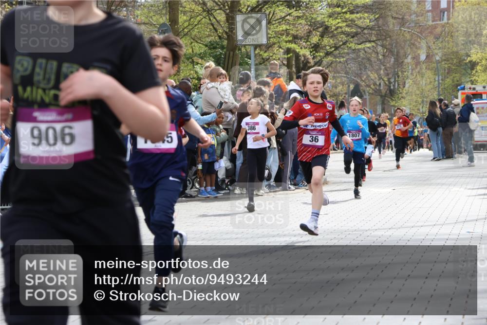 12.04.2026 - 45. Internationalen Wilhelmsburger Insellauf Strokosch-Dieckow http://msf.ph/oto/9493244 12.04.2026 14:48:54 Ziel 900, 899, 49, 424, 70, 381, 906, 1045, 36, 904, 1807, 386, 421 meine-sportfotos.de
