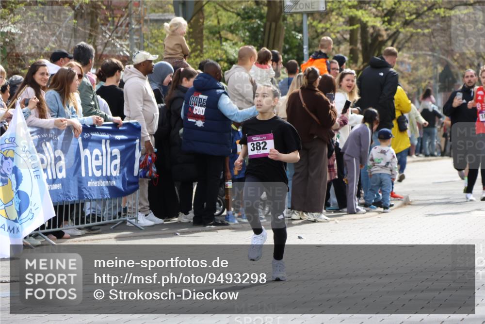 12.04.2026 - 45. Internationalen Wilhelmsburger Insellauf Strokosch-Dieckow http://msf.ph/oto/9493298 12.04.2026 14:48:36 Ziel 71, 1838, 1068, 599, 18, 382, 1826, 1841 meine-sportfotos.de