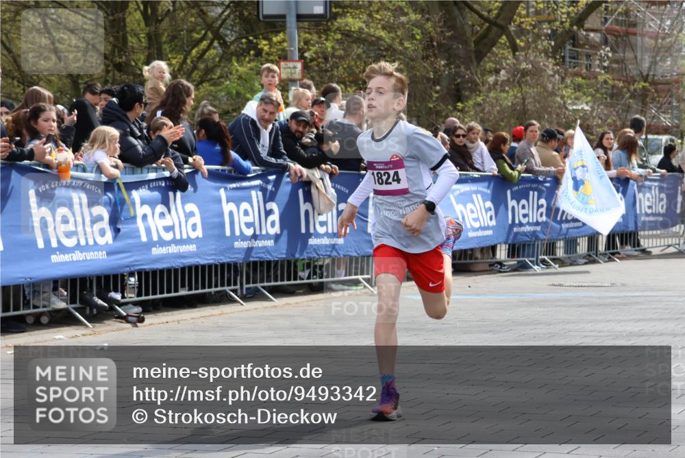 12.04.2026 - 45. Internationalen Wilhelmsburger Insellauf Strokosch-Dieckow http://msf.ph/oto/9493342 12.04.2026 14:48:22 Ziel 1835, 1824 meine-sportfotos.de