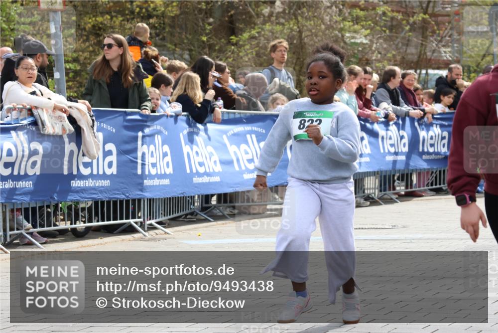 12.04.2026 - 45. Internationalen Wilhelmsburger Insellauf Strokosch-Dieckow http://msf.ph/oto/9493438 12.04.2026 14:37:20 Ziel 822, 1031 meine-sportfotos.de