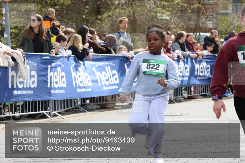 12.04.2026 - 45. Internationalen Wilhelmsburger Insellauf Strokosch-Dieckow http://msf.ph/oto/9493439 12.04.2026 14:37:20 Ziel 822, 1031 meine-sportfotos.de