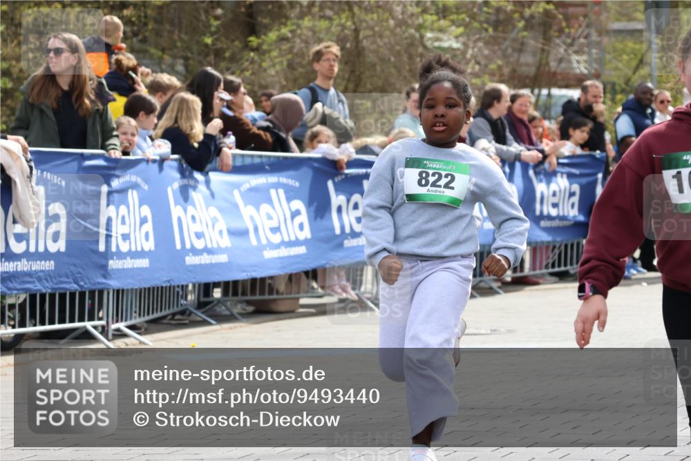 12.04.2026 - 45. Internationalen Wilhelmsburger Insellauf Strokosch-Dieckow http://msf.ph/oto/9493440 12.04.2026 14:37:20 Ziel 822, 1031 meine-sportfotos.de