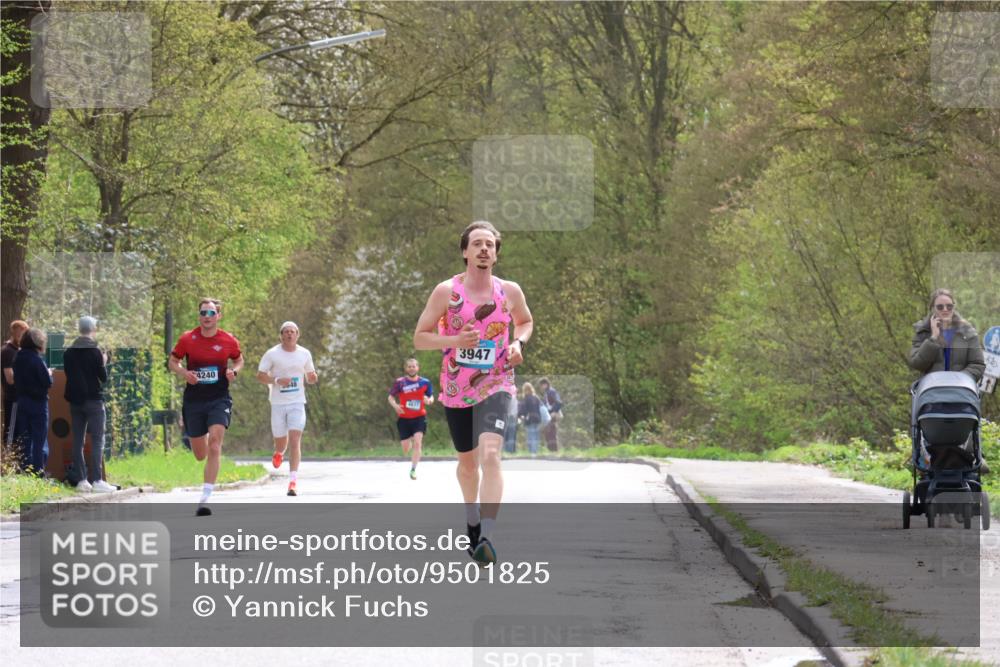 12.04.2026 - 45. Internationalen Wilhelmsburger Insellauf Yannick Fuchs http://msf.ph/oto/9501825 12.04.2026 12:41:07 Laufen 4240, 548, 4677, 3947 meine-sportfotos.de