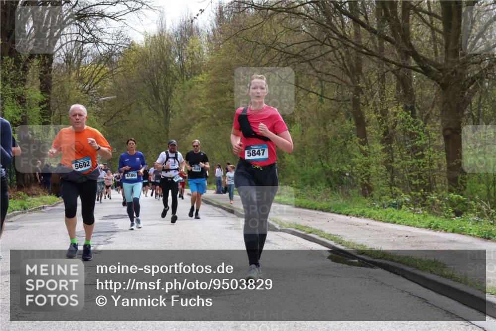 12.04.2026 - 45. Internationalen Wilhelmsburger Insellauf Yannick Fuchs http://msf.ph/oto/9503829 12.04.2026 12:51:06 Laufen 5692, 4569, 4186, 5847 meine-sportfotos.de