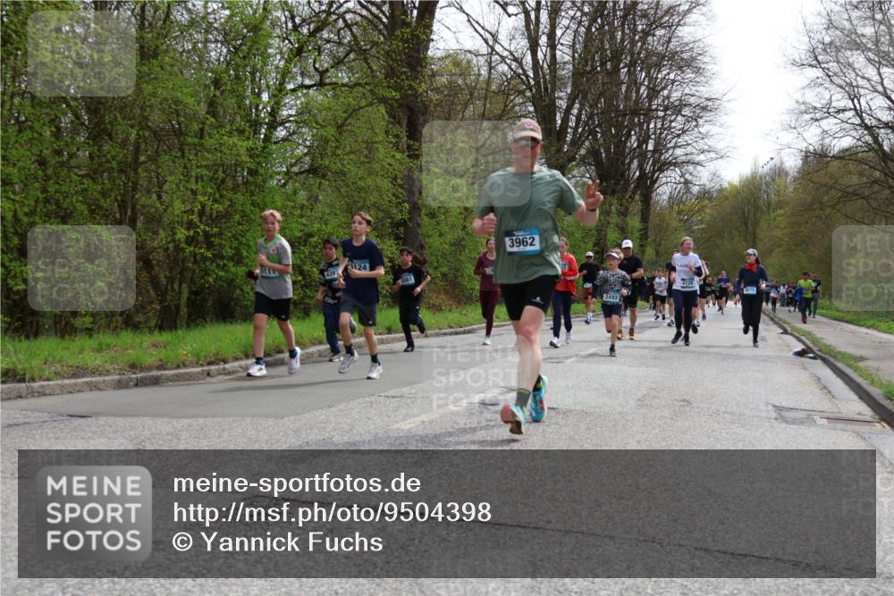 12.04.2026 - 45. Internationalen Wilhelmsburger Insellauf Yannick Fuchs http://msf.ph/oto/9504398 12.04.2026 12:53:03 Laufen 511, 4397, 5124, 3962, 2493, 4128 meine-sportfotos.de