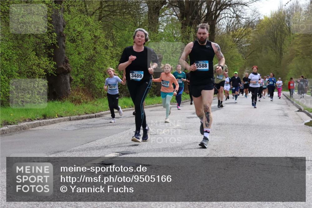 12.04.2026 - 45. Internationalen Wilhelmsburger Insellauf Yannick Fuchs http://msf.ph/oto/9505166 12.04.2026 12:55:41 Laufen 5077, 3489, 5072, 217, 5588, 5677 meine-sportfotos.de