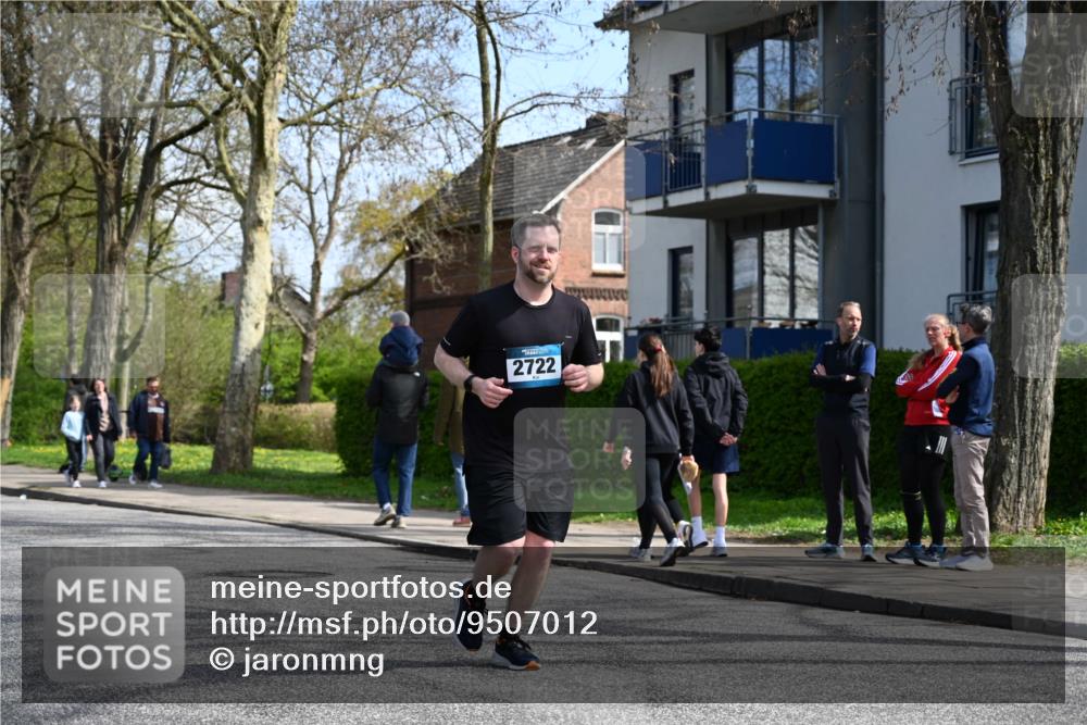 12.04.2026 - 45. Internationalen Wilhelmsburger Insellauf J. Mangold http://msf.ph/oto/9507012 12.04.2026 11:42:09 Ziel 2722, 2722, 5432 meine-sportfotos.de