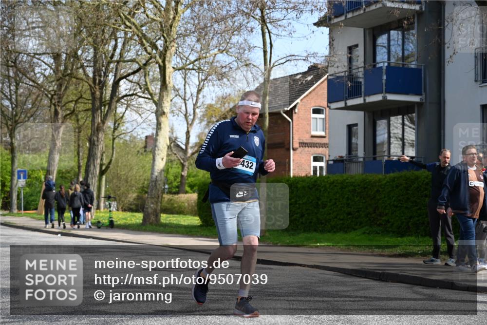 12.04.2026 - 45. Internationalen Wilhelmsburger Insellauf J. Mangold http://msf.ph/oto/9507039 12.04.2026 11:42:26 Ziel 2722, 5432 meine-sportfotos.de
