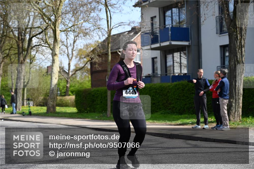 12.04.2026 - 45. Internationalen Wilhelmsburger Insellauf J. Mangold http://msf.ph/oto/9507066 12.04.2026 11:42:33 Ziel 2722, 5432 meine-sportfotos.de