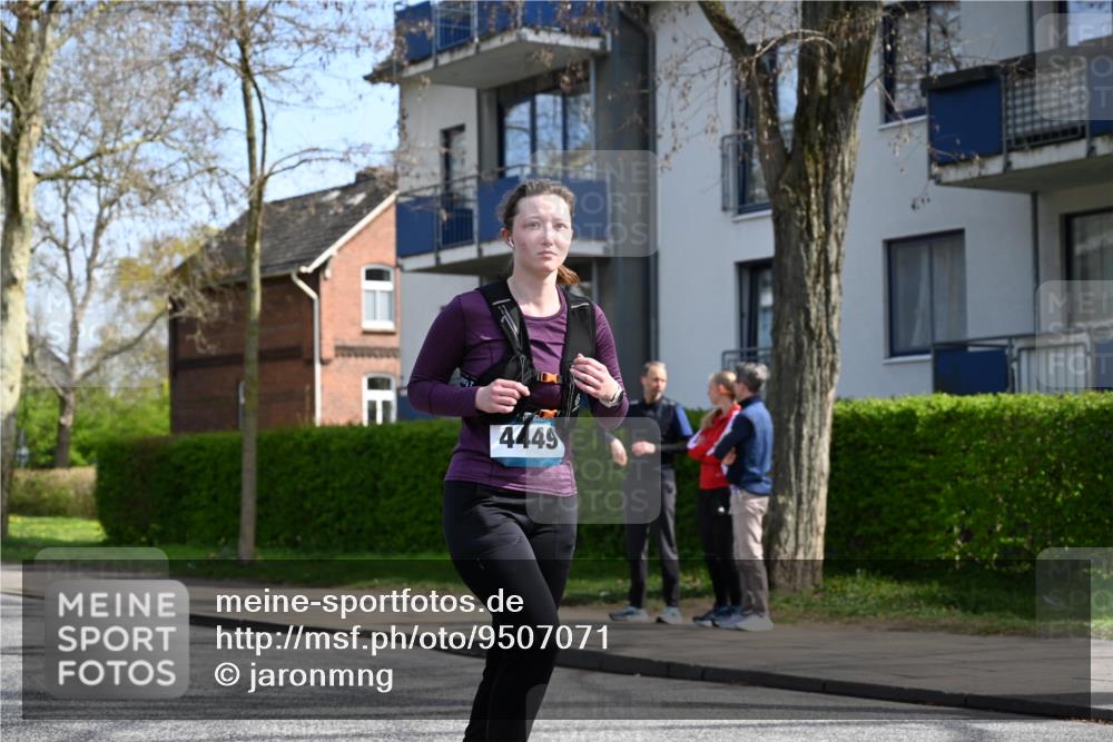12.04.2026 - 45. Internationalen Wilhelmsburger Insellauf J. Mangold http://msf.ph/oto/9507071 12.04.2026 11:42:34 Ziel 2722, 5432 meine-sportfotos.de