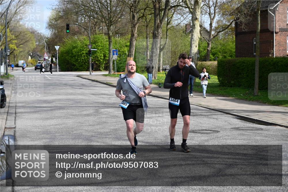 12.04.2026 - 45. Internationalen Wilhelmsburger Insellauf J. Mangold http://msf.ph/oto/9507083 12.04.2026 11:43:20 Ziel 3465, 3464 meine-sportfotos.de