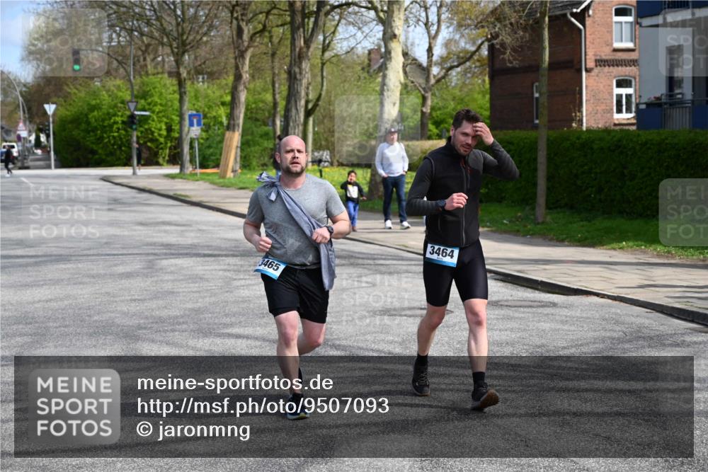 12.04.2026 - 45. Internationalen Wilhelmsburger Insellauf J. Mangold http://msf.ph/oto/9507093 12.04.2026 11:43:21 Ziel 3465, 3464 meine-sportfotos.de
