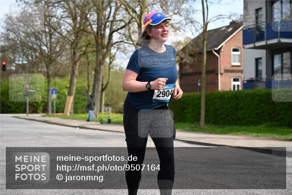 12.04.2026 - 45. Internationalen Wilhelmsburger Insellauf J. Mangold http://msf.ph/oto/9507164 12.04.2026 11:46:10 Ziel 2904, 4685, 4688 meine-sportfotos.de