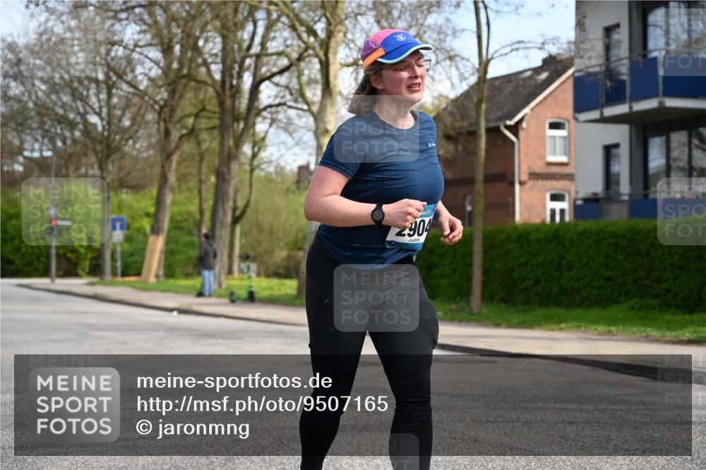 12.04.2026 - 45. Internationalen Wilhelmsburger Insellauf J. Mangold http://msf.ph/oto/9507165 12.04.2026 11:46:11 Ziel 2904, 4685, 4688 meine-sportfotos.de