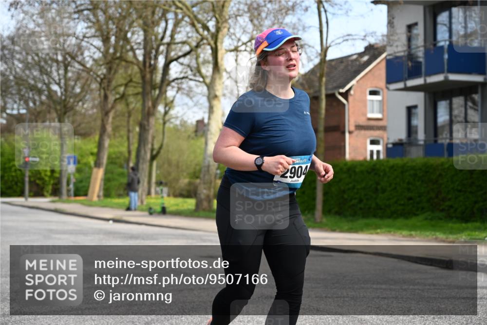 12.04.2026 - 45. Internationalen Wilhelmsburger Insellauf J. Mangold http://msf.ph/oto/9507166 12.04.2026 11:46:11 Ziel 2904, 4685, 4688 meine-sportfotos.de