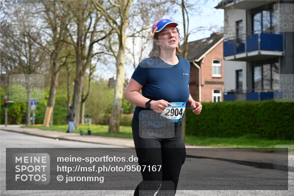 12.04.2026 - 45. Internationalen Wilhelmsburger Insellauf J. Mangold http://msf.ph/oto/9507167 12.04.2026 11:46:11 Ziel 2904, 4685, 4688 meine-sportfotos.de
