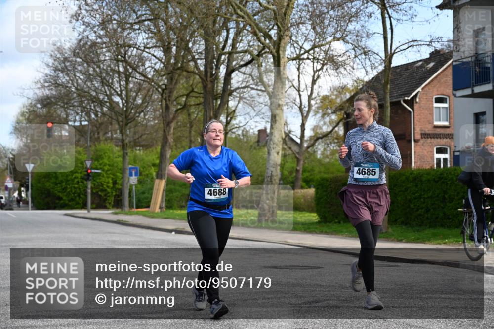 12.04.2026 - 45. Internationalen Wilhelmsburger Insellauf J. Mangold http://msf.ph/oto/9507179 12.04.2026 11:46:27 Ziel 2904, 4685, 4688, 2996 meine-sportfotos.de
