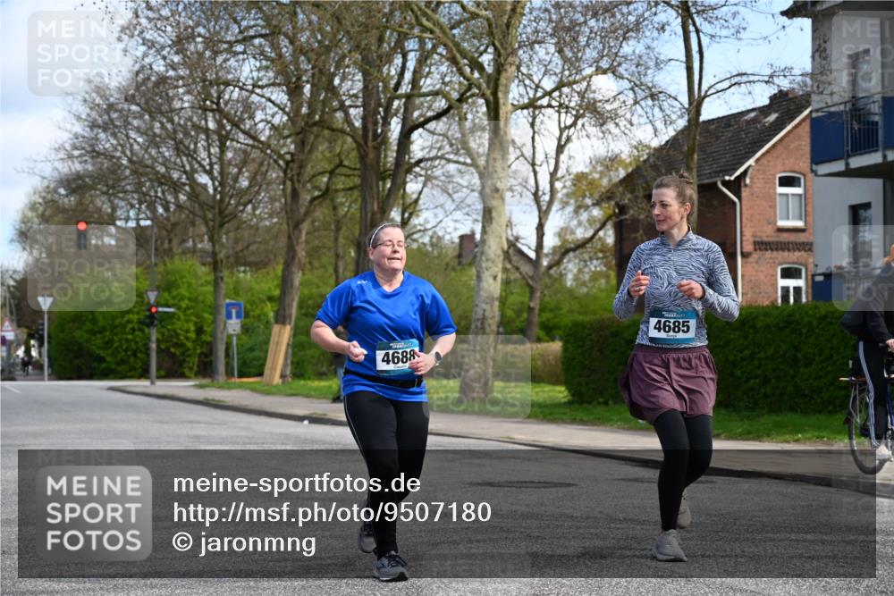 12.04.2026 - 45. Internationalen Wilhelmsburger Insellauf J. Mangold http://msf.ph/oto/9507180 12.04.2026 11:46:27 Ziel 2904, 4685, 4688, 2996 meine-sportfotos.de