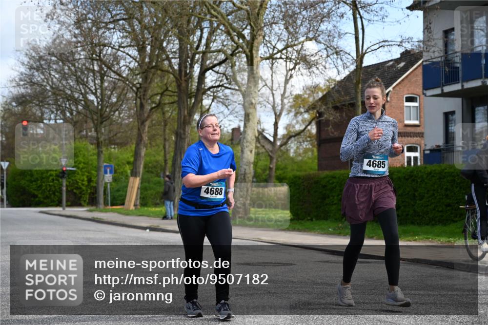 12.04.2026 - 45. Internationalen Wilhelmsburger Insellauf J. Mangold http://msf.ph/oto/9507182 12.04.2026 11:46:27 Ziel 2904, 4685, 4688, 2996 meine-sportfotos.de