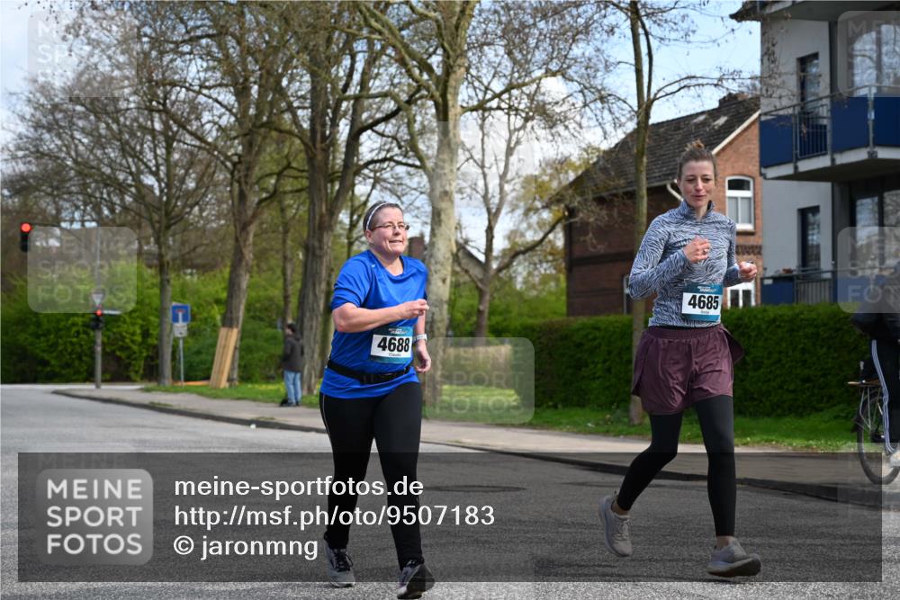 12.04.2026 - 45. Internationalen Wilhelmsburger Insellauf J. Mangold http://msf.ph/oto/9507183 12.04.2026 11:46:27 Ziel 2904, 4685, 4688, 2996 meine-sportfotos.de