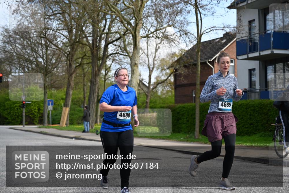 12.04.2026 - 45. Internationalen Wilhelmsburger Insellauf J. Mangold http://msf.ph/oto/9507184 12.04.2026 11:46:27 Ziel 2904, 4685, 4688, 2996 meine-sportfotos.de