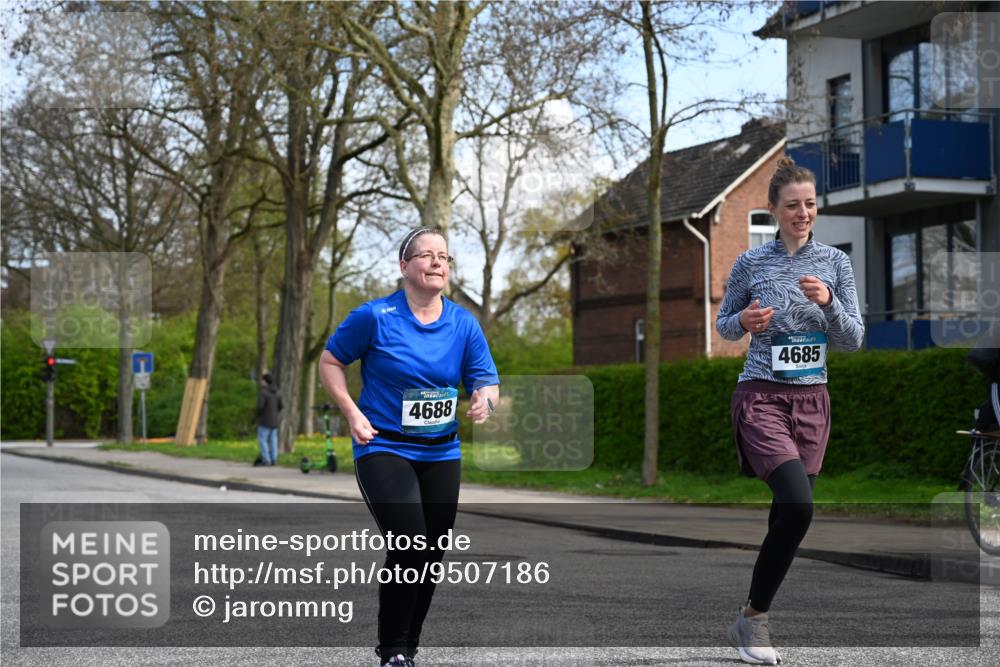 12.04.2026 - 45. Internationalen Wilhelmsburger Insellauf J. Mangold http://msf.ph/oto/9507186 12.04.2026 11:46:27 Ziel 2904, 4685, 4688, 2996 meine-sportfotos.de
