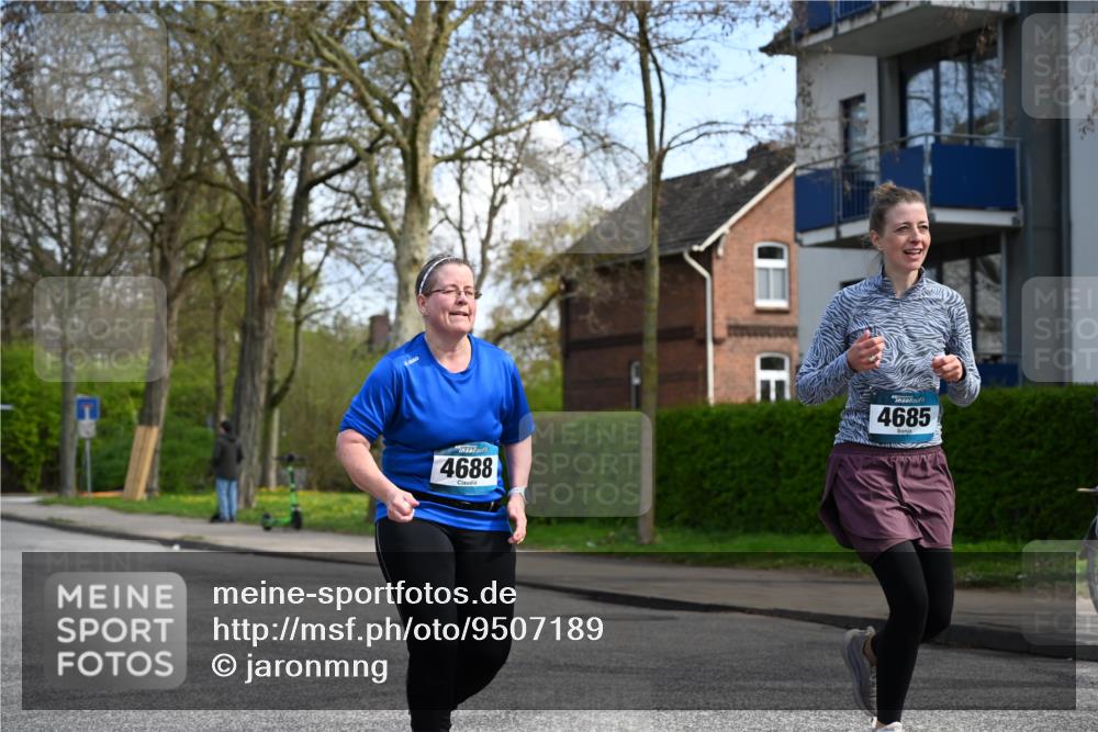 12.04.2026 - 45. Internationalen Wilhelmsburger Insellauf J. Mangold http://msf.ph/oto/9507189 12.04.2026 11:46:27 Ziel 2904, 4685, 4688, 2996 meine-sportfotos.de