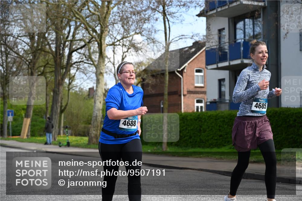 12.04.2026 - 45. Internationalen Wilhelmsburger Insellauf J. Mangold http://msf.ph/oto/9507191 12.04.2026 11:46:28 Ziel 2904, 4685, 4688, 2996 meine-sportfotos.de