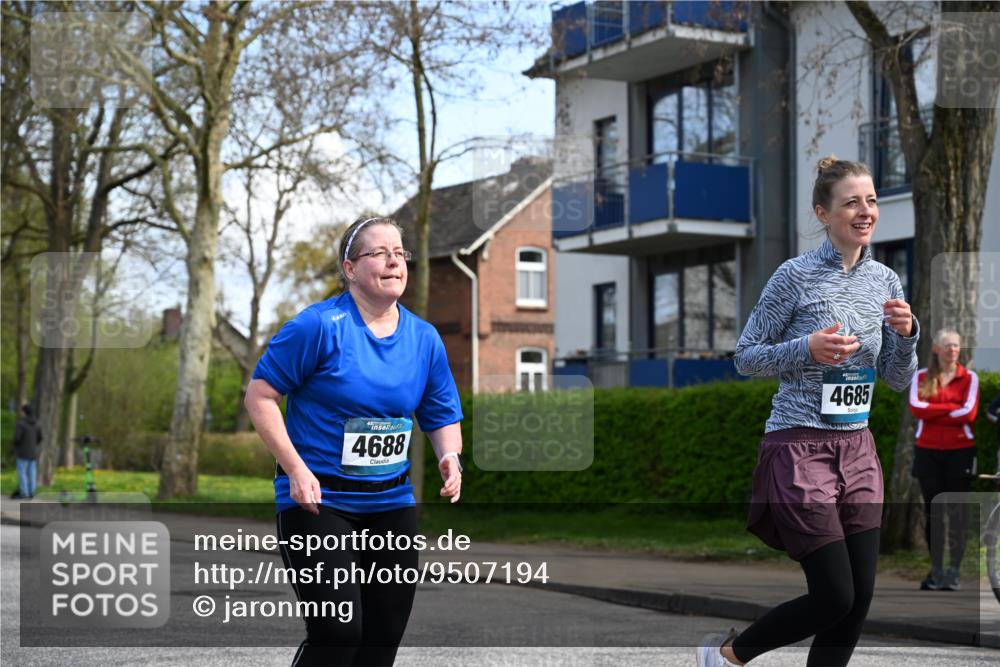 12.04.2026 - 45. Internationalen Wilhelmsburger Insellauf J. Mangold http://msf.ph/oto/9507194 12.04.2026 11:46:28 Ziel 2904, 4685, 4688, 2996 meine-sportfotos.de