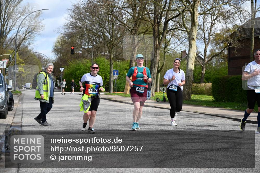 12.04.2026 - 45. Internationalen Wilhelmsburger Insellauf J. Mangold http://msf.ph/oto/9507257 12.04.2026 11:47:33 Ziel 3148, 3533, 3532, 3457, 3457 meine-sportfotos.de
