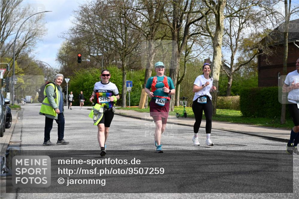 12.04.2026 - 45. Internationalen Wilhelmsburger Insellauf J. Mangold http://msf.ph/oto/9507259 12.04.2026 11:47:33 Ziel 3148, 3533, 3532, 3457, 3457 meine-sportfotos.de