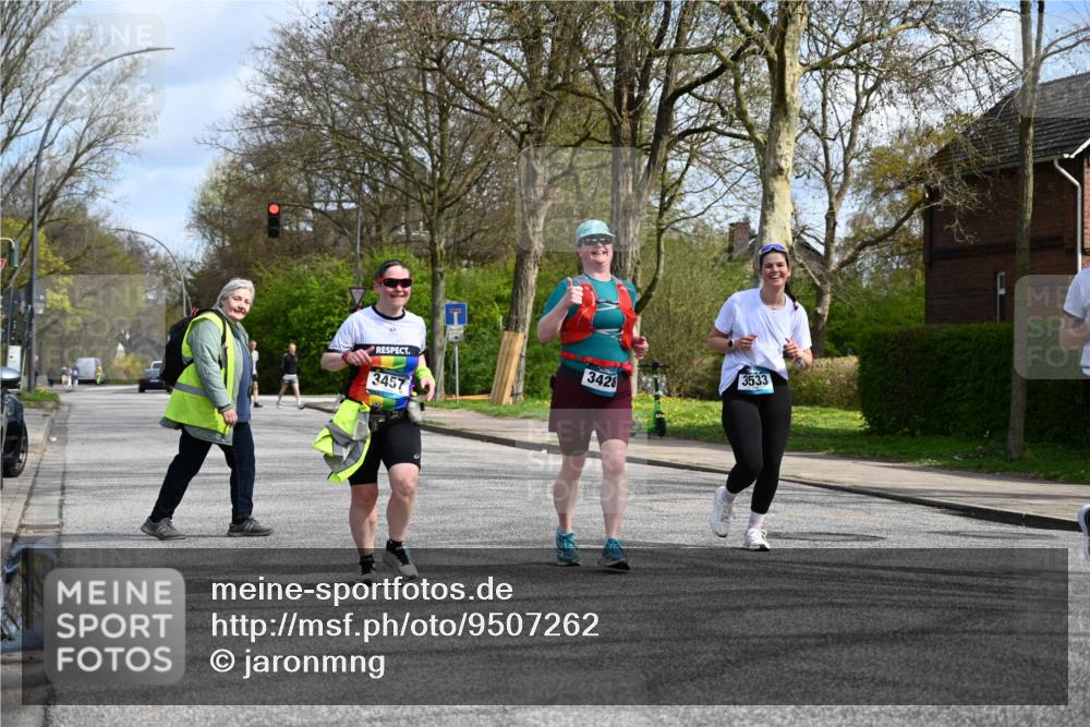 12.04.2026 - 45. Internationalen Wilhelmsburger Insellauf J. Mangold http://msf.ph/oto/9507262 12.04.2026 11:47:33 Ziel 3148, 3533, 3532, 3457, 3457 meine-sportfotos.de